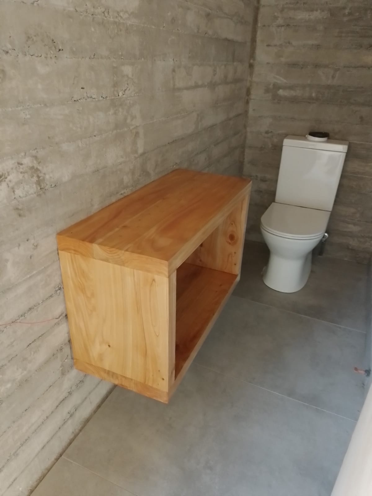 Silla de comedor tapizada con respaldo cruzado